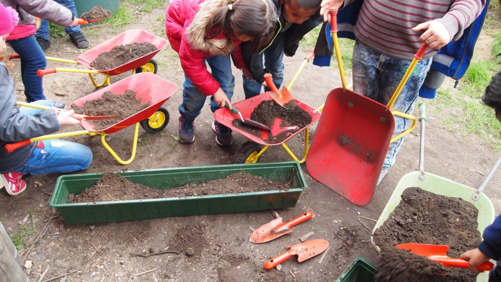 gruppe-schubkarren-erde-kreativgarten-e.v.