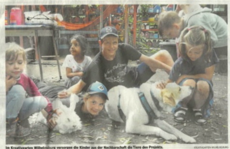 Kinder mit Hund und Kaninchen im Stadtmodell Wilhelmsburg
